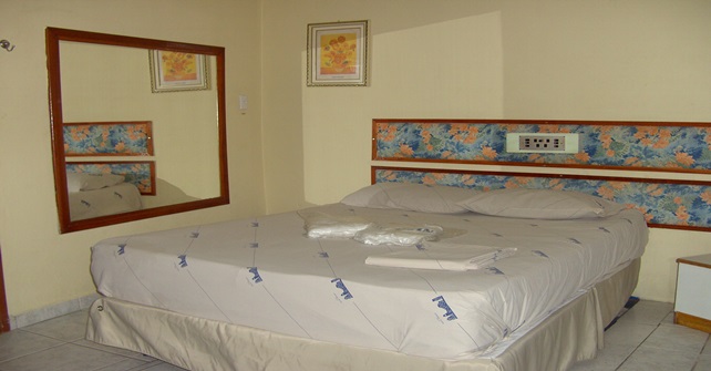 Cama box casal com enxoval cama e banho completo, espelho na parede, tv 32 Cama box casal com enxoval cama e banho completo, espelho na parede, tv 32