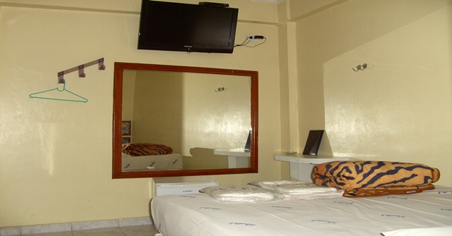 Com cama de casal com enxoval cama e banho completo, Tv 32 Com cama de casal com enxoval cama e banho completo, Tv 32